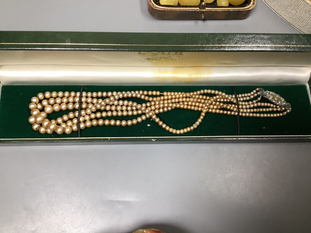 A quantity of assorted costume jewellery.